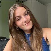 Estudiante de Derecho, hice el Bachillerato francés y tengo varios años de experiencia de clases de inglés y francés